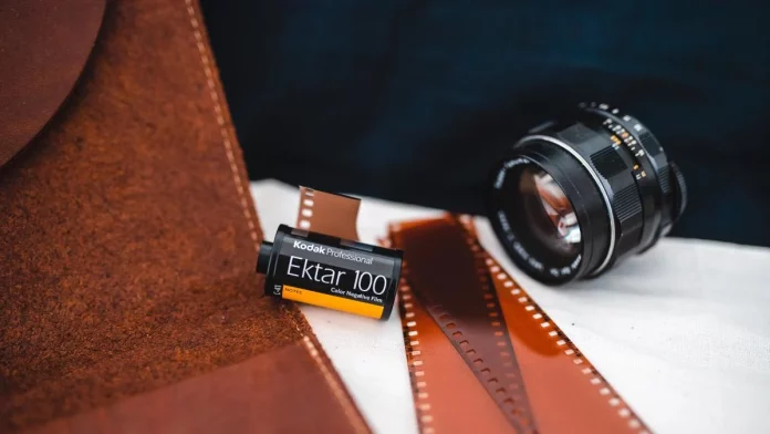 El truco para revelar tus viejos negativos de fotos con tu móvil