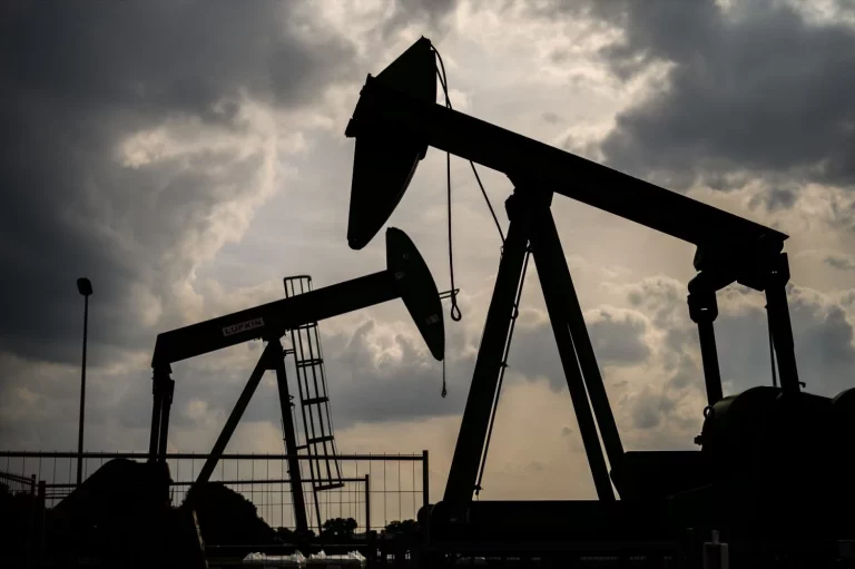 El petróleo alcanzó su precio mínimo en tres meses