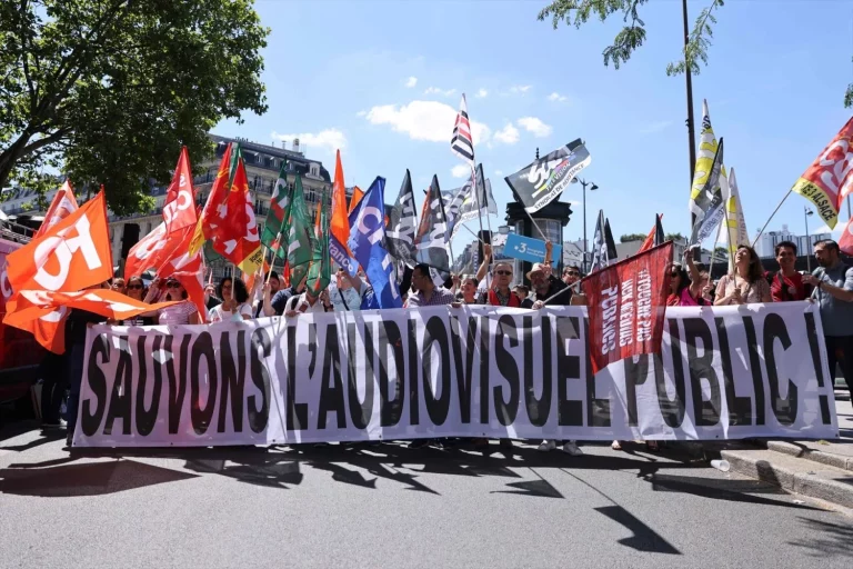 Medios audiovisuales públicos de Francia entraron en huelga