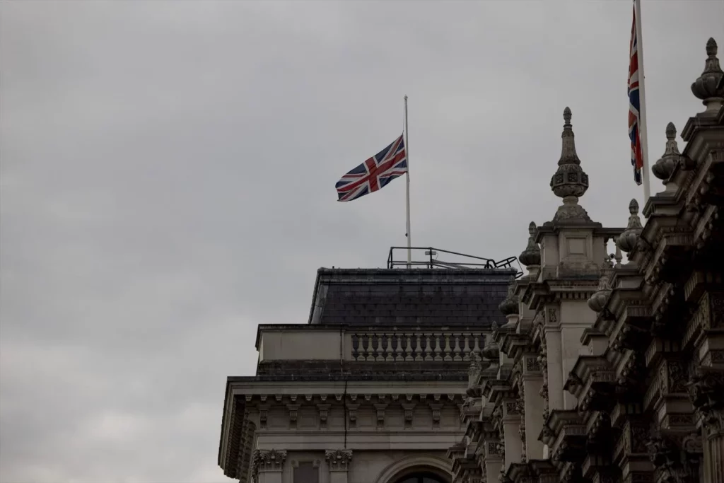 El Gobierno británico indemnizará por este cuestionado hecho anti - sanitario 2 Moncloa EuropaPress 4694168 bandera reino unido media asta numero 10 downing street londres muerte Moncloa
