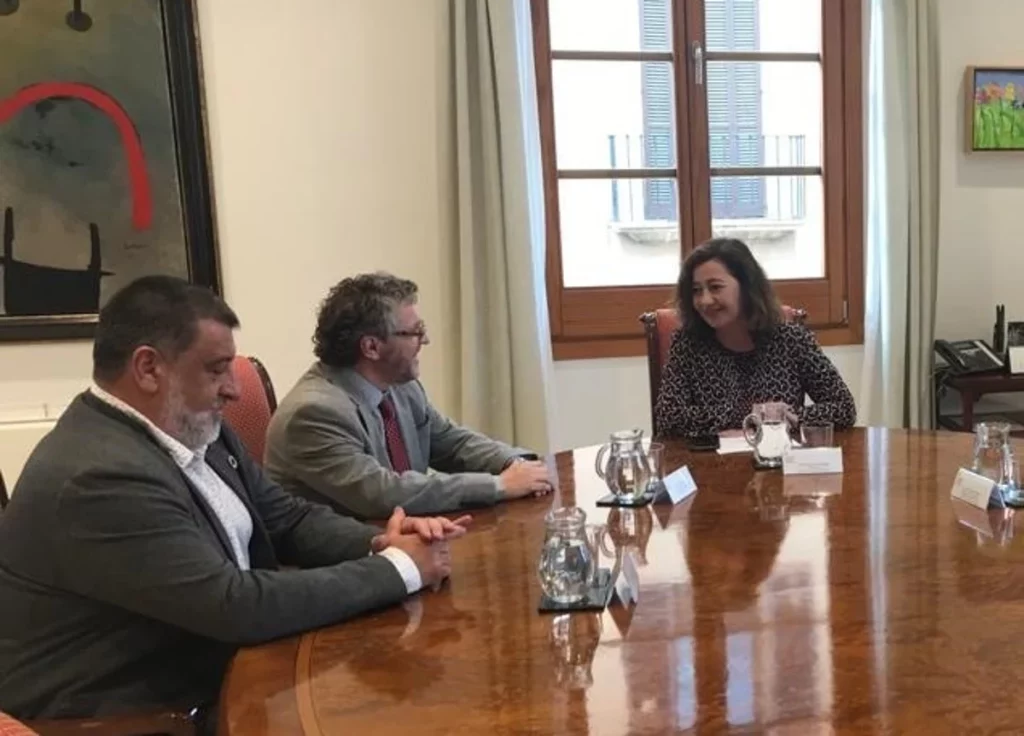 La presidenta del Congreso, Francina Armengo, junto al relator de la ONU Fabián Salvioli