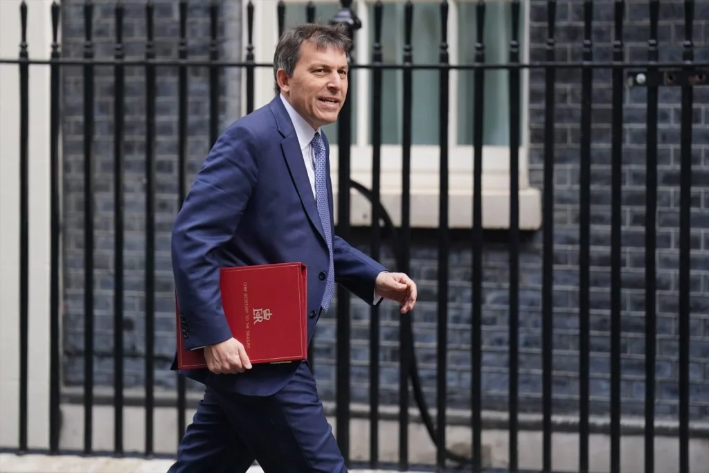 El Gobierno británico indemnizará por este cuestionado hecho anti - sanitario 1 Moncloa John Glen, secretario de Estado de Reino Unido