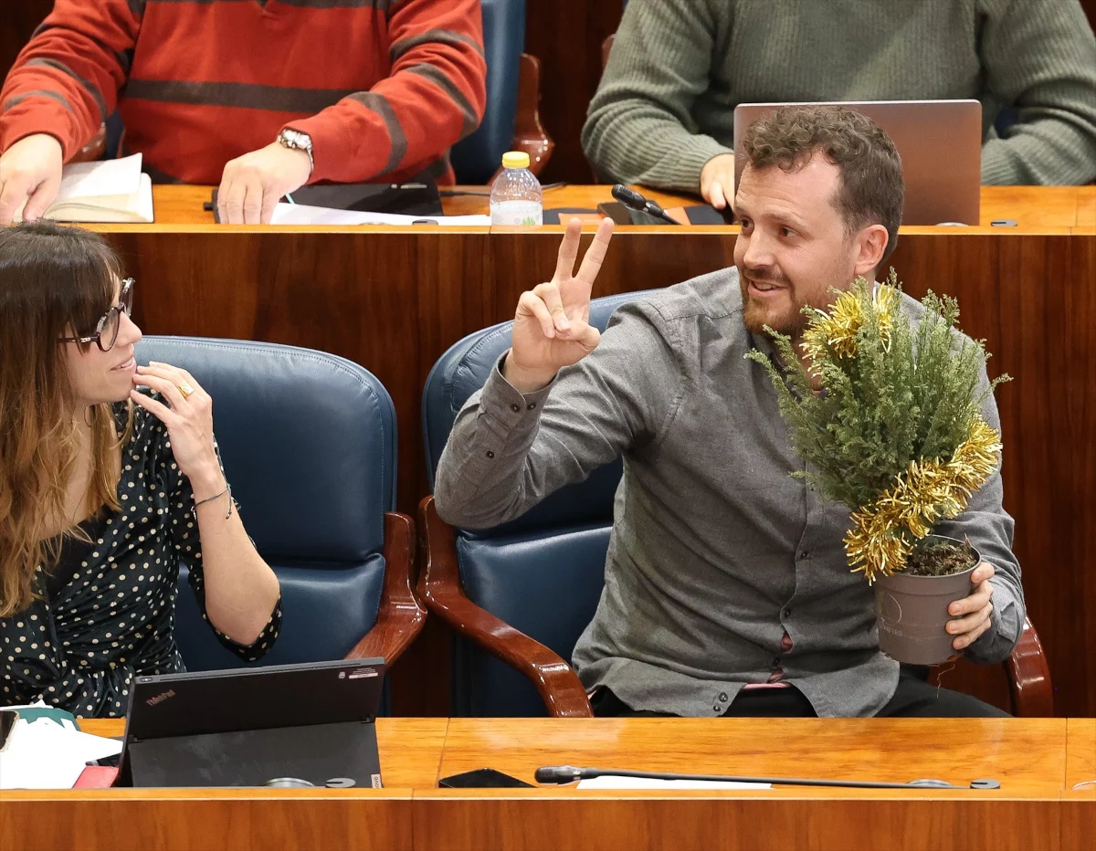 Pablo Padilla simuló el disparo de un francotirador israelí y el PP lo ha tomado como una amenaza a Ayuso.