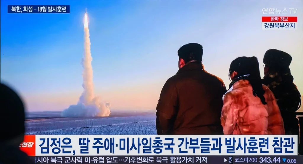 Corea del Norte promete impulsar la fuerza nuclear 3 Moncloa EuropaPress 5712865 december 19 2023 seoul south korea tv at seouls yongsan railway station Moncloa