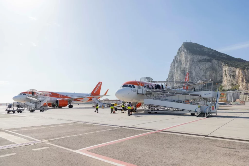 Moreno hace valer el Estatuto y exige a Albares el «despegue» del Campo de Gibraltar 2 Moncloa Juanma Moreno considera que después del Brexit la situación es insostenible en Campo de Gibraltar.