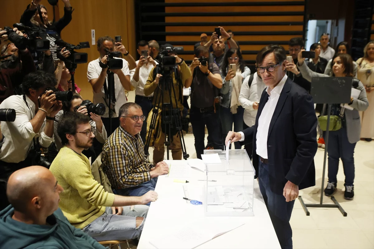 Salvador Illa, candidato del PSC, en el momento de ejercer el voto