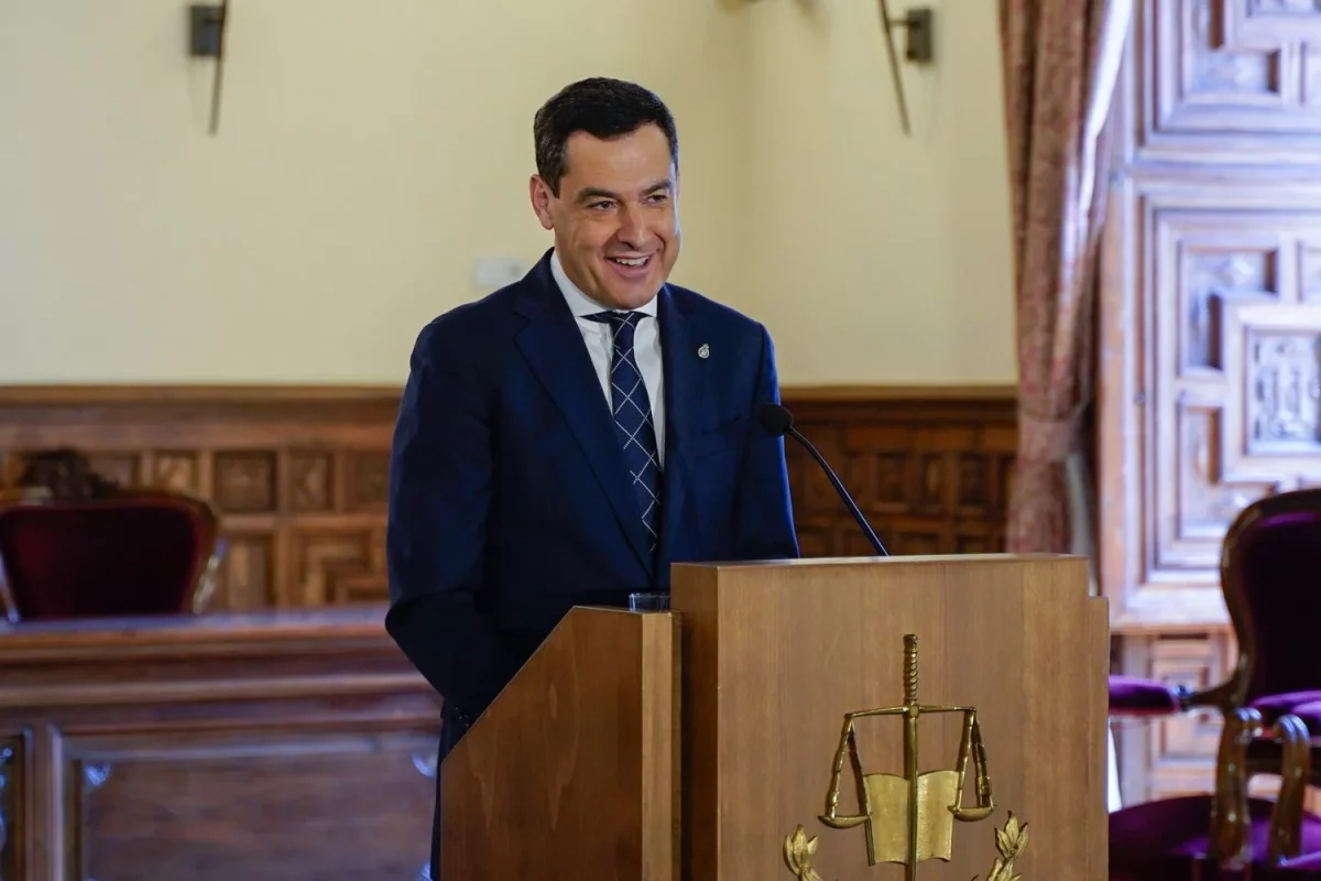 Juanma Moreno sí se interesa por la Guardia Civil y la Policía | Foto: Arsenio Zurita, Europa Press