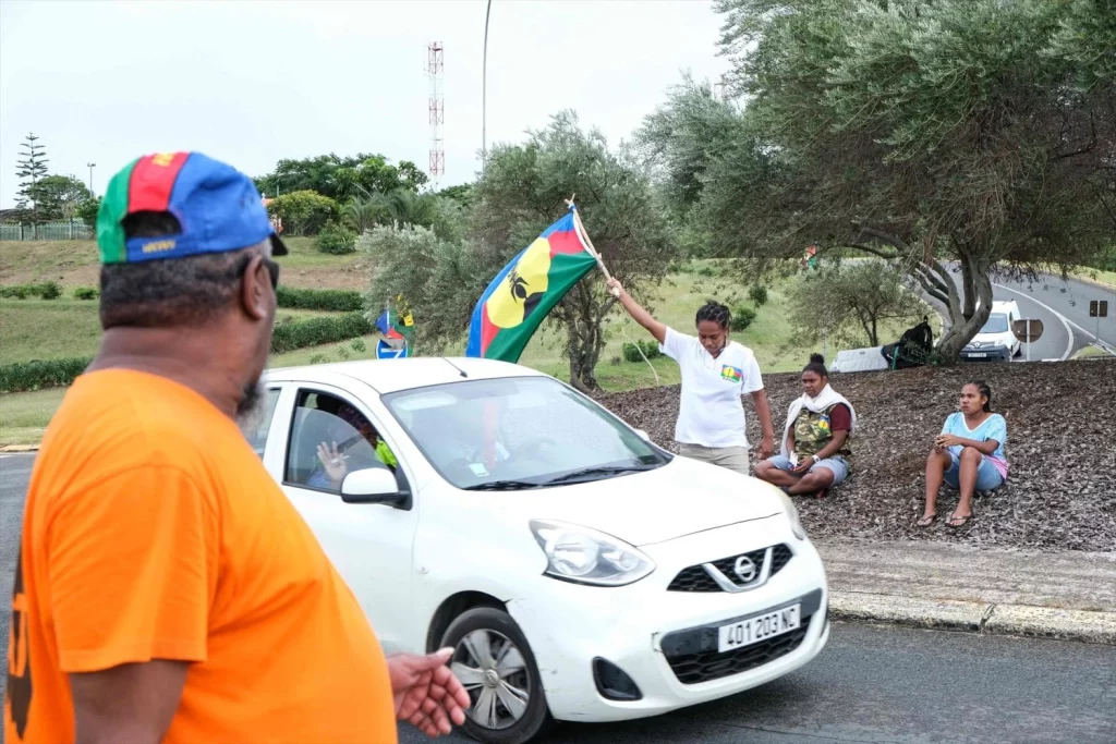 ¿Por qué la isla francesa Nueva Caledonia está en estado de emergencia? 1 Moncloa Habitantes de Nueva Caledonia, en disgusto por la aprobación de la reforma constitucional.