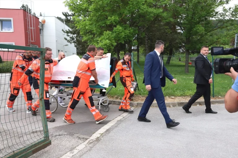 Robert Fico siendo trasladado tras ser herido