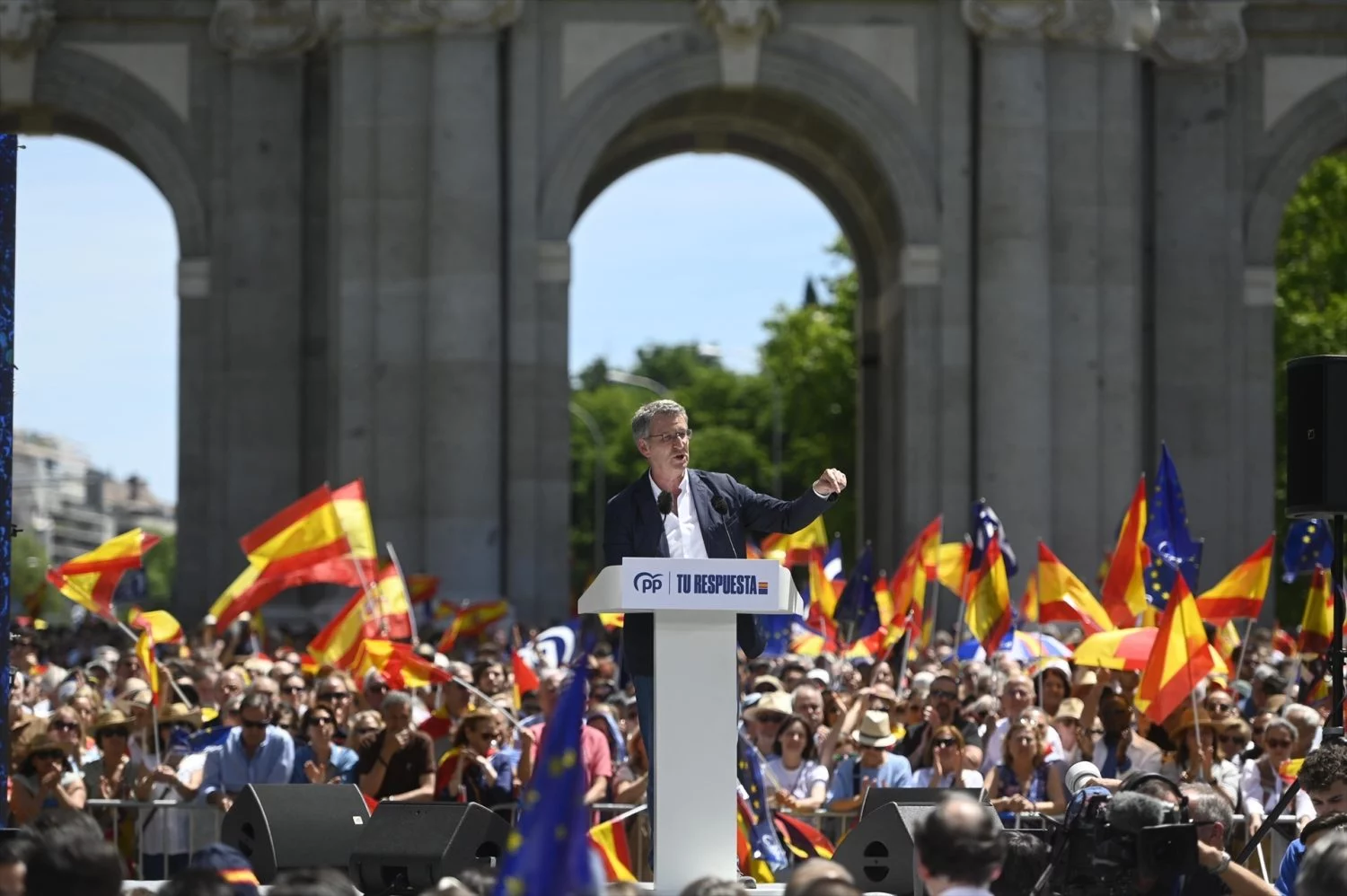 El presidente del Partido Popular, Alberto Núñez Feijóo, interviene durante una manifestación del PP, en la Puerta de Alcalá, a 26 de mayo de 2024, en Madrid (España)