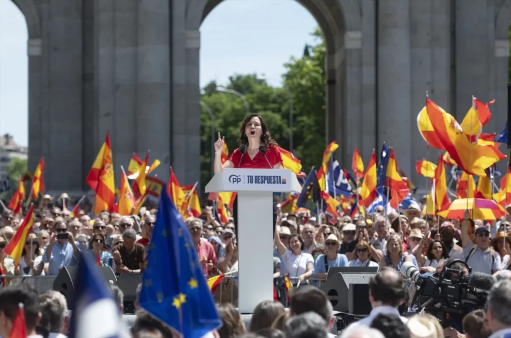 Ayuso deja la puerta abierta a reunirse con Milei en Madrid 1 Moncloa Ayuso deja la puerta abierta a reunirse con Milei en Madrid