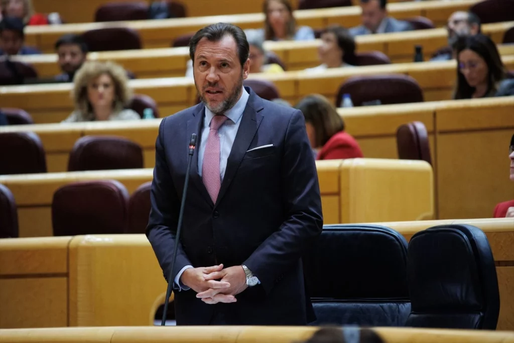Ábalos avisa al PSOE: «Estoy fuera del seguidismo; han hecho una maniobra de cloaca» 2 Moncloa Óscar Puente sustituyó a Ábalos tras el caso Koldo.