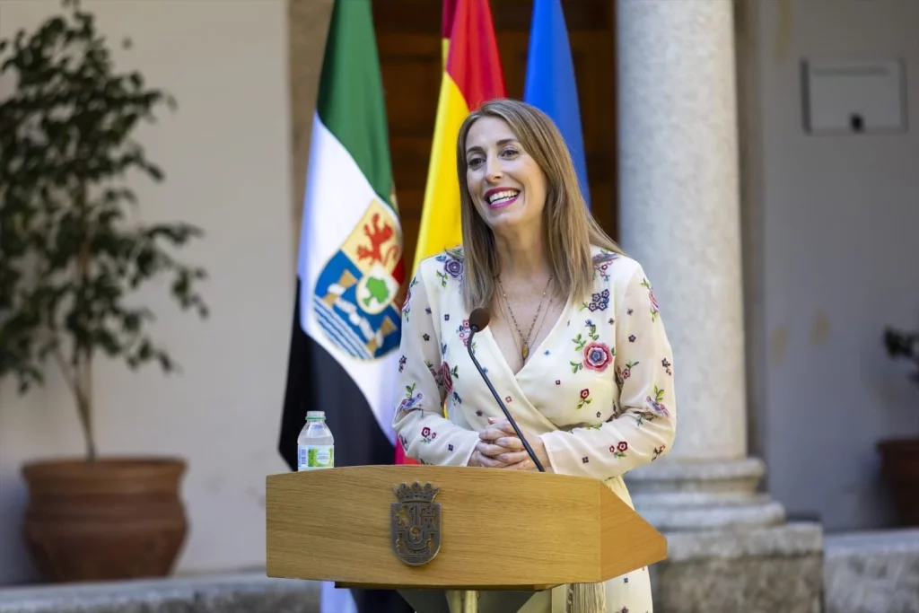 Puente advierte a Page con el tren de Extremadura y Madrid 3 Moncloa EuropaPress 5993977 presidenta junta extremadura maria guardiola rueda prensa claustro Moncloa