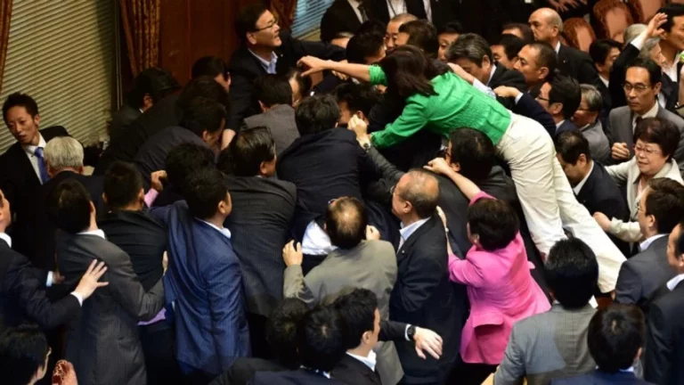 Taiwán: ¿De qué se trata la reforma que ocasionó la disputa en el parlamento?