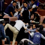 Impactante: debate por reformas en Taiwán terminó en violentos enfrentamientos