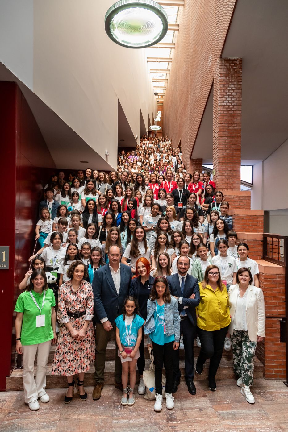 Grupo de manana con Sara Garcia en el centro y autoridades Moncloa
