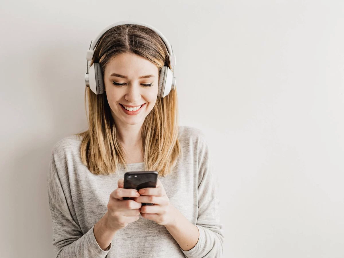Los tipos de audífonos que cuidan la salud de oído