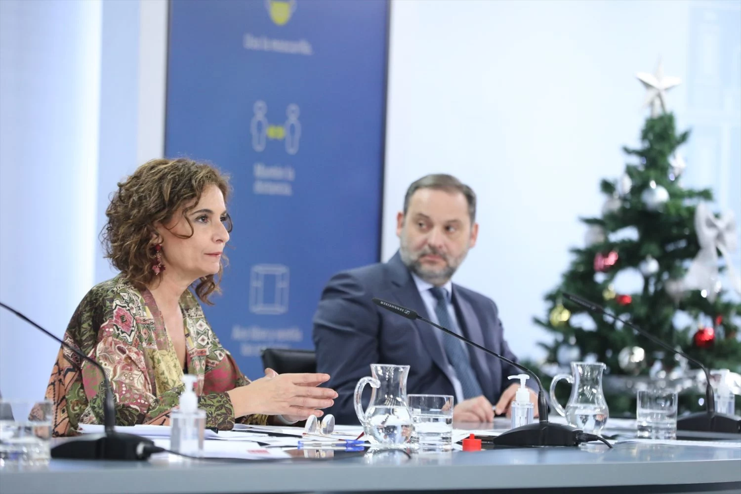 María Jesús Montero y José Luis Ábalos tras un consejo de ministros.