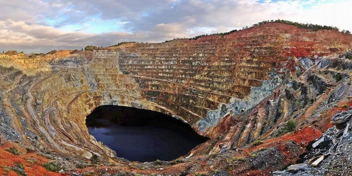 Explora el orgullo de Huelva: Conoce el Parque Minero de Riotinto y su imponente mina de cobre huelva