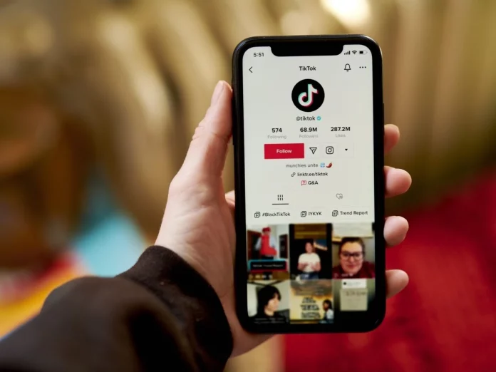 La forma correcta para enviar videos de TikTok a WhatsApp