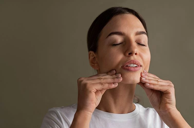 Adiós papada en 7 días: experta en yoga facial revela el ejercicio definitivo