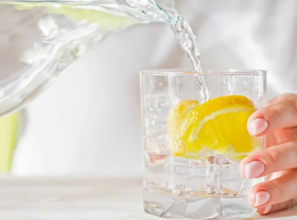 Tomar agua con limón en ayunas va a transformar tu salud