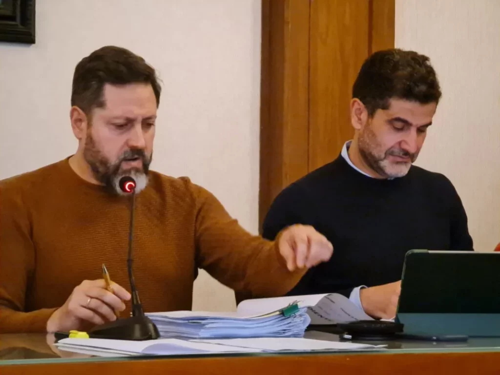 El alcalde de Brihuega tiene las cuentas saneadas del Ayuntamiento, pero la oposición le reclama transparencia.