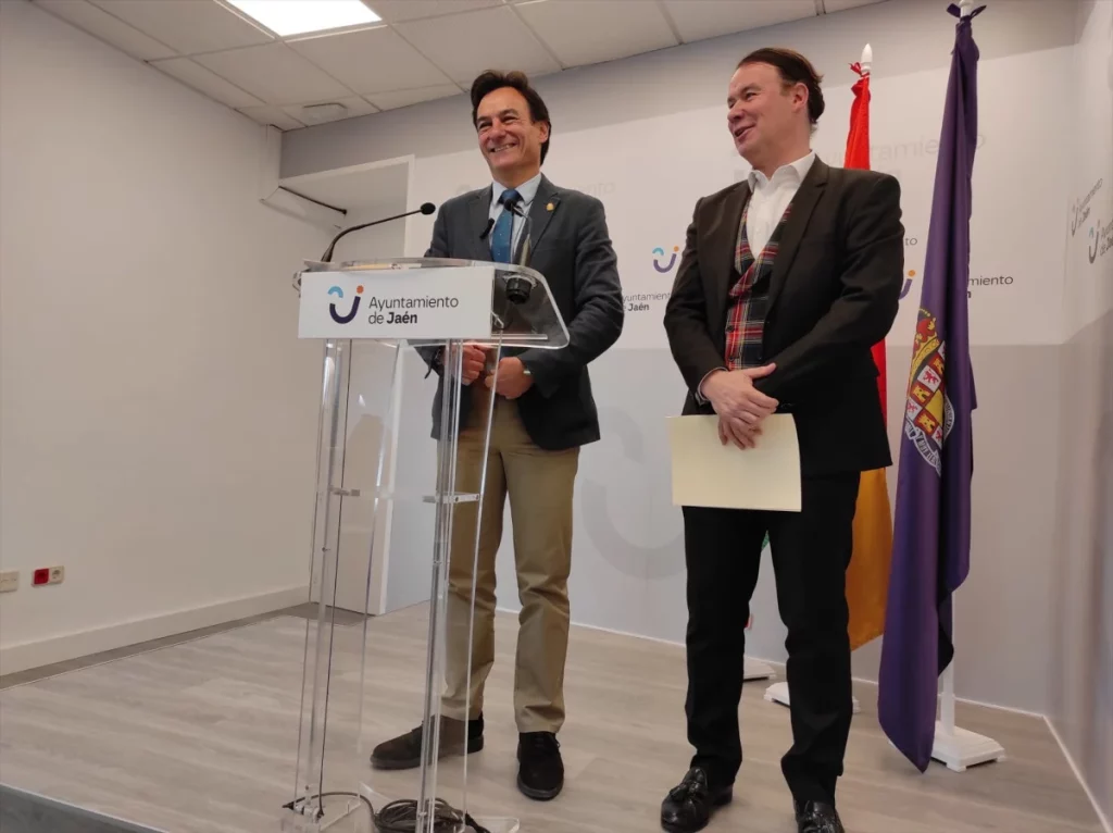 El alcalde de Jaén y el primer teniente de alcalde reclaman al PSOE lo que les prometieron con tal de gobernar la capital jienense. 
