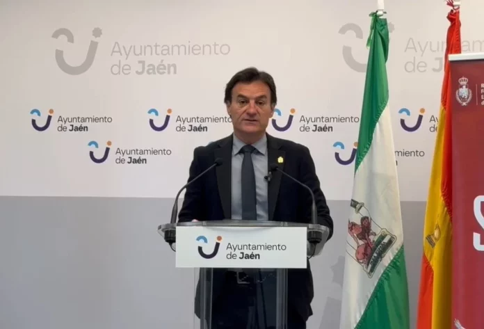 El alcalde de Jaén, Agustín González, exige al PSOE, lo que prometió con tal de gobernar.