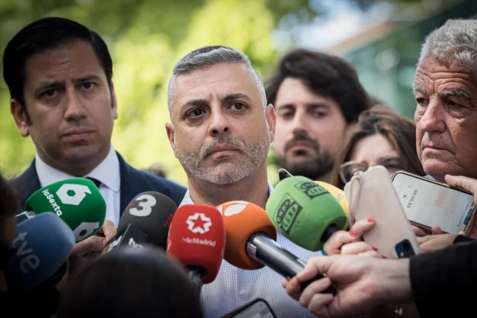 Ángel entre José María y Nacho Fuster-Fabra, sus abogados.