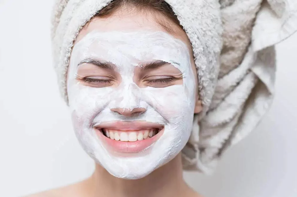 Cómo aplicar yogur natural en el rostro para controlar el cutis graso