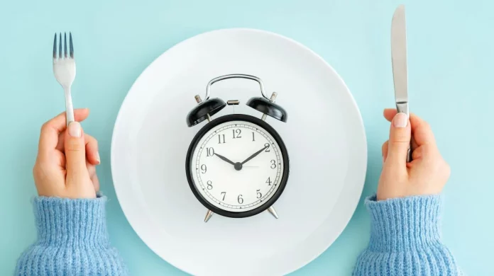 Así es como funciona el ayuno intermitente en tu cuerpo: Lo que los nutricionistas ocultan