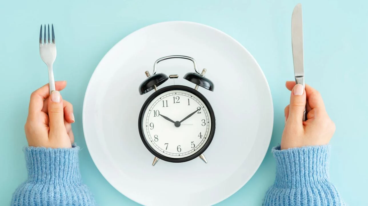 Así es como funciona el ayuno intermitente en tu cuerpo: Lo que los nutricionistas ocultan