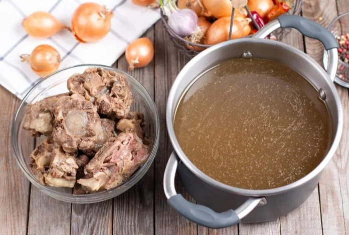 Cómo hacer caldo de hueso: el alimento lleno de colágeno que promete regenerar la piel