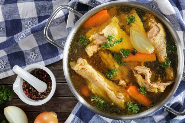 Así es el caldo que rejuvenece con vitamina C, colágeno y acción antiinflamatoria y antianémica