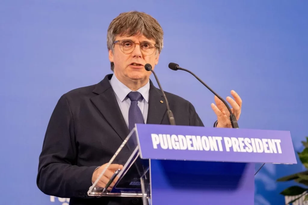 El candidato de Junts+ a las elecciones al Parlament, Carles Puigdemont, en rueda de prensa este lunes en Argelès-sur-Mer