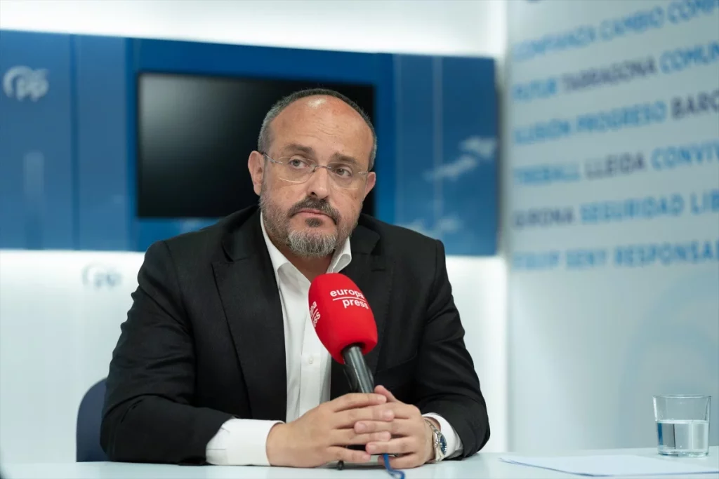 Alejandro Fernández, el candidato del PP ha apostado por el lema 'Volem una Catalunya de Primera' y una pegadiza canción para su video de campaña.