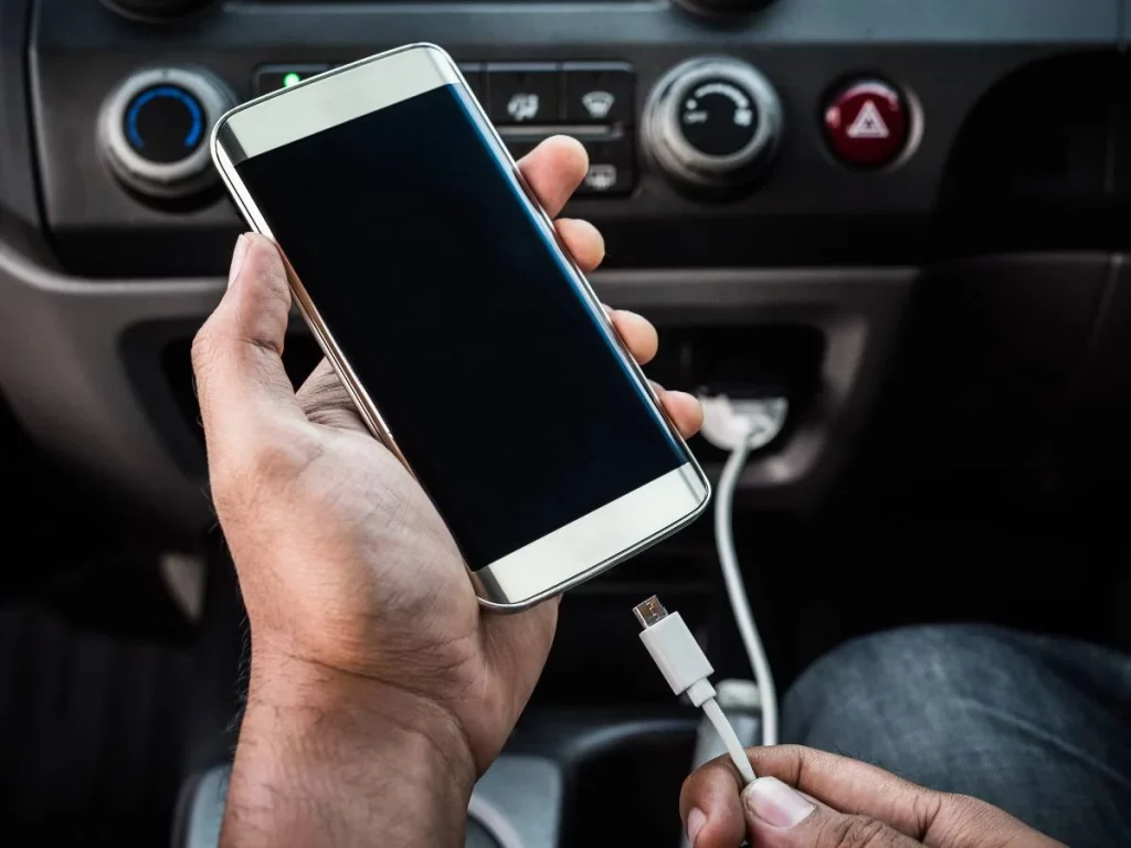 El mito de cargar el móvil en el coche daña la batería: Esta es la verdad 2 Moncloa Que debes considerar antes de cargar el móvil en el coche