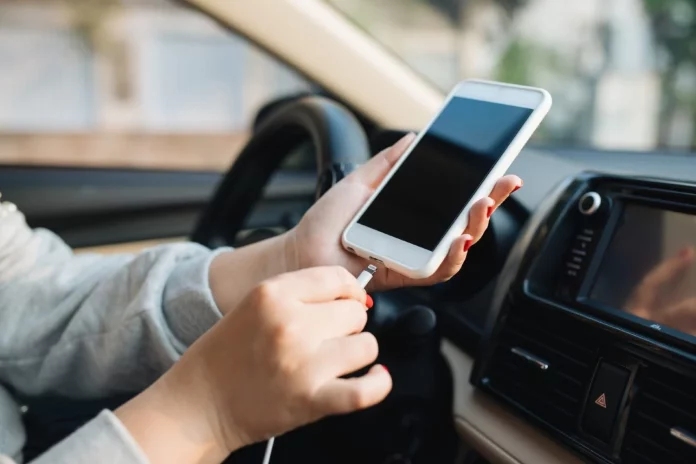 El mito de cargar el móvil en el coche daña la batería: Esta es la verdad