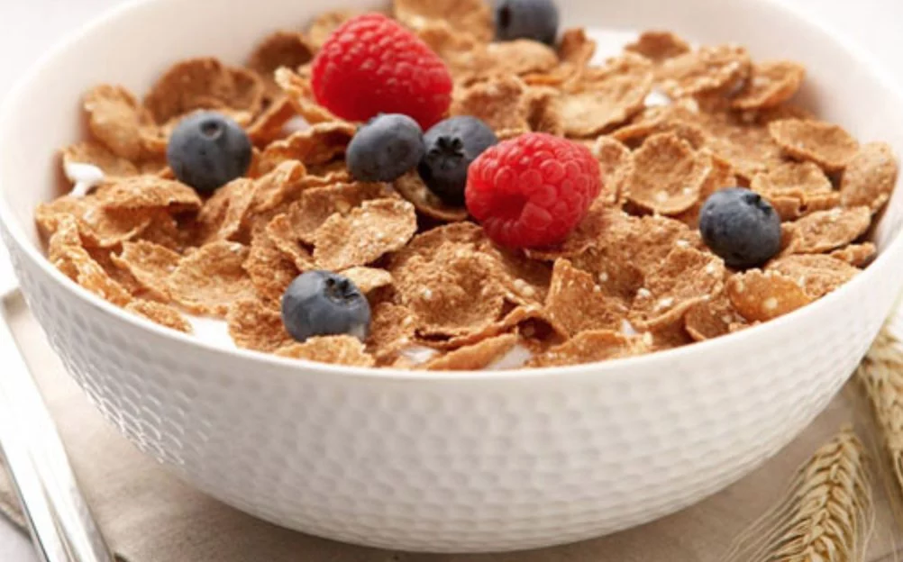 Desayunos saludables y llenos de proteína que necesitas probar ya 3 Moncloa YOGURT GRIEGO: UNA BASE PERFECTA PARA MÚLTIPLES COMBINACIONES