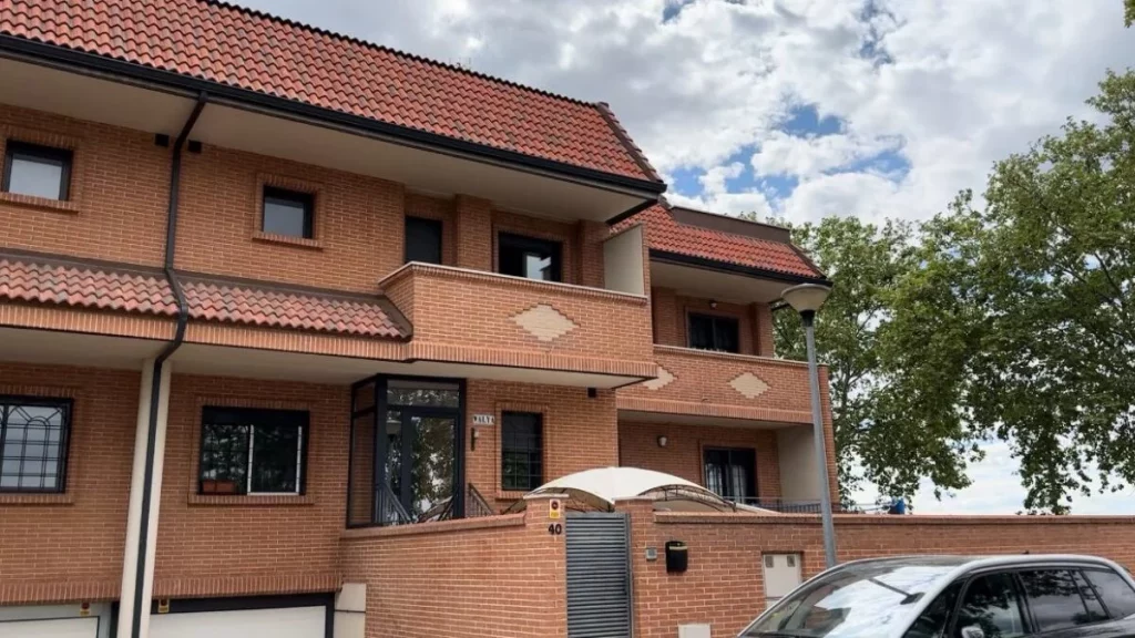 El nuevo chalet de menas en Alcalá refleja la estrategia de Vox para el 9-J 1 Moncloa Chalet de menas en Alcalá de Henares/ Vox