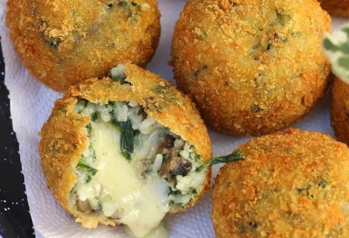 El ingrediente secreto para unas croquetas de arroz y espinacas rellenas