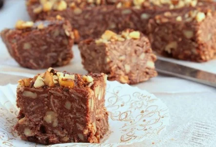 Así se hacen unos cuadraditos de chocolate y mantequilla de maní sin horno
