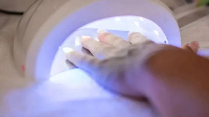 Lámparas UV para uñas en el banquillos: ¿Pueden causar cáncer?