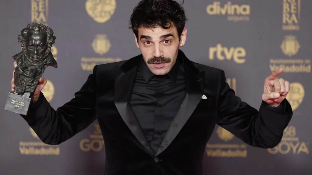 David Verdaguer se sincera sobre ser padre: su reflexión más cruda 1 Moncloa El actor de "La Casa" cambió la forma de mostrar a su hija
