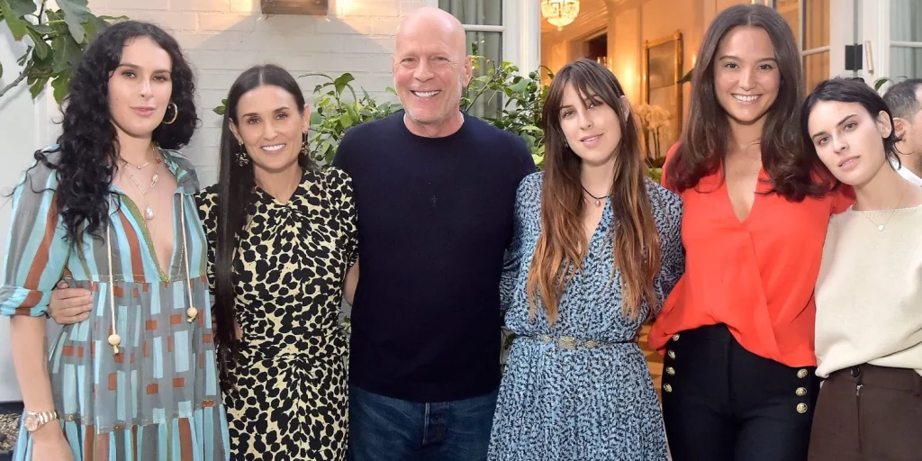 Demi Moore vuelve a triunfar y este es el motivo por el que el 2024 será su año mas allá de Bruce Willis 1 Moncloa La curiosa relación entre Demi Moore y Bruce Willis