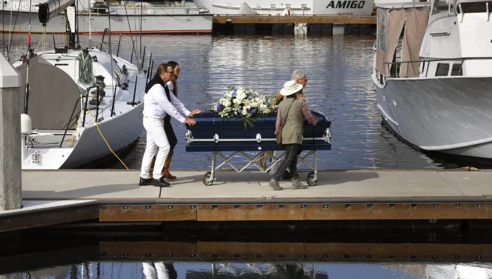 La nueva moda de los entierros en el mar que genera discusión en las redes 1 Moncloa Sin entierros: las tradiciones funerarias más exóticas