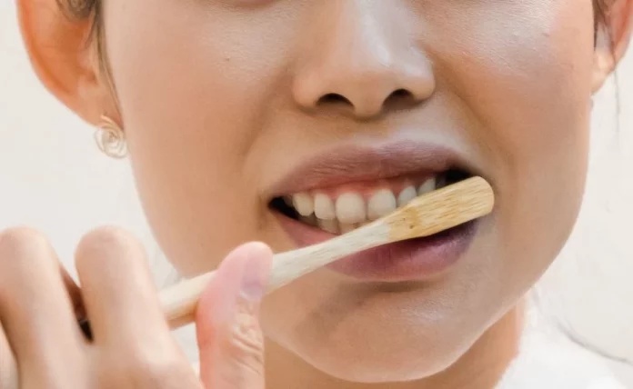 Esto pasa con tus dientes después de una semana aplicando aceite de coco