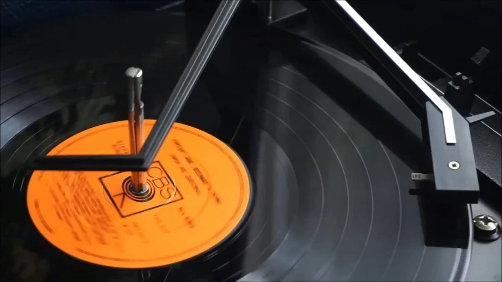 3 razones para no deshacerte de tus discos y DVDs antiguos 2 Moncloa Una experiencia única