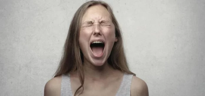 Mujeres pagan miles de dólares por ir a gritar al bosque